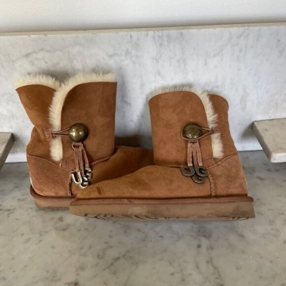 UGG Bailey Button UGG Charm Chestnut Brown Sheepskin Boots Size 6 - Picture 5 of 16